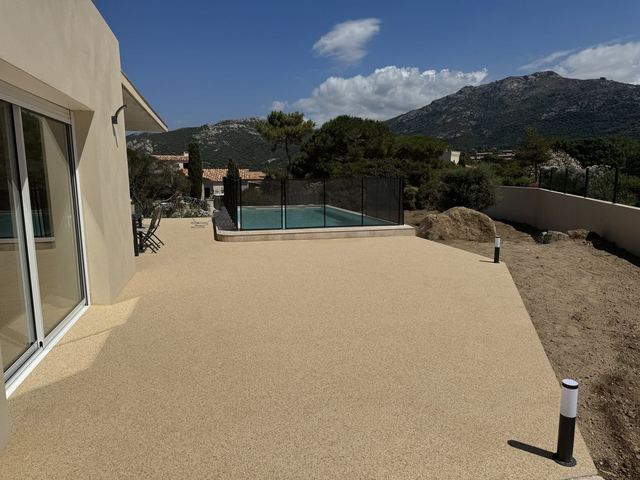 Terrasse et piscine face à la montagne