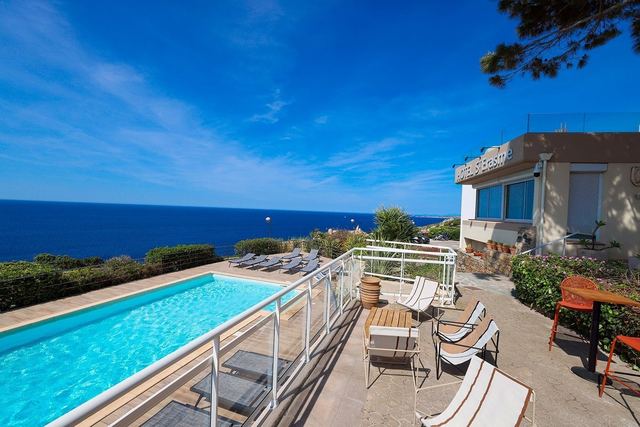 Piscine de l’hôtel Saint-Érasme face à la mer